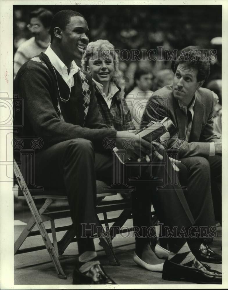 1985 Press Photo Tito Horford and friends watch Rockets-Suns game at The Summit- Historic Images