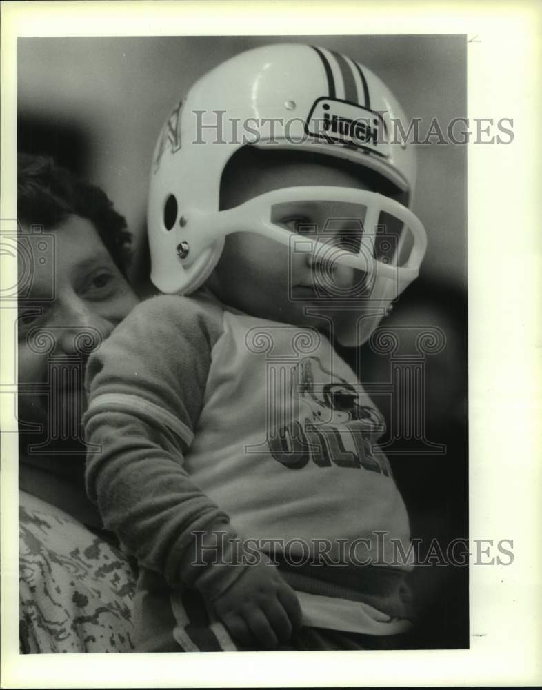 1988 Press Photo Houston Oilers fan Gary Podbielski holds son Jeremy at game- Historic Images