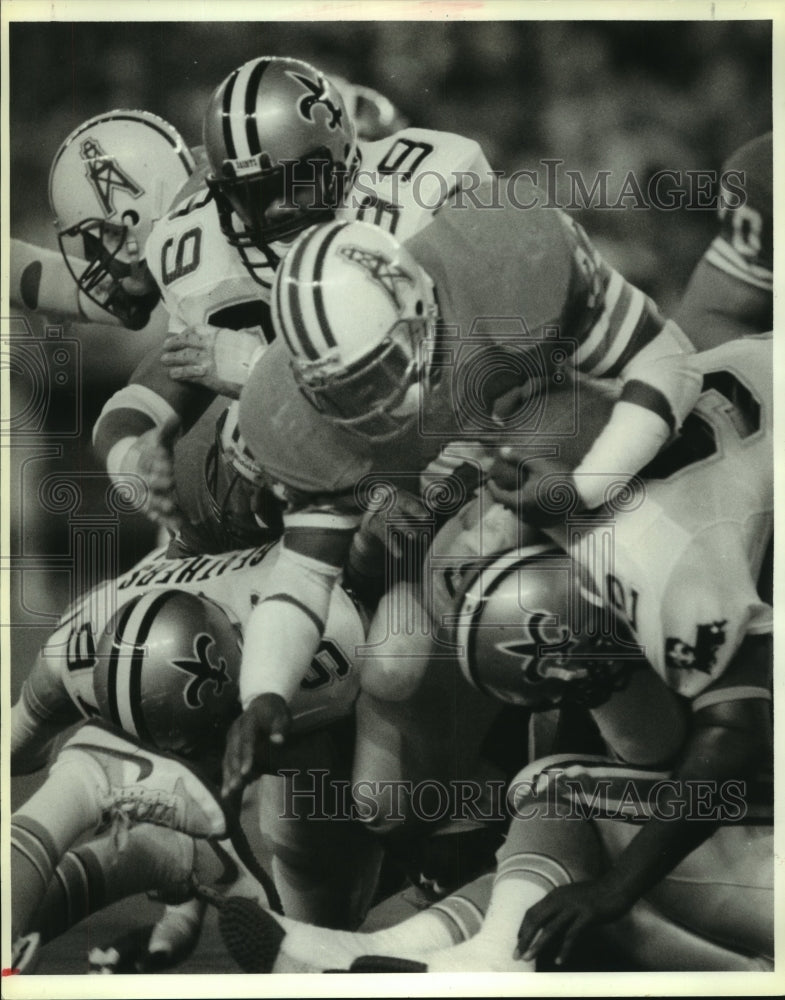 1987 Press Photo Houston Oilers runner tries to break through Saints&#39; defense- Historic Images