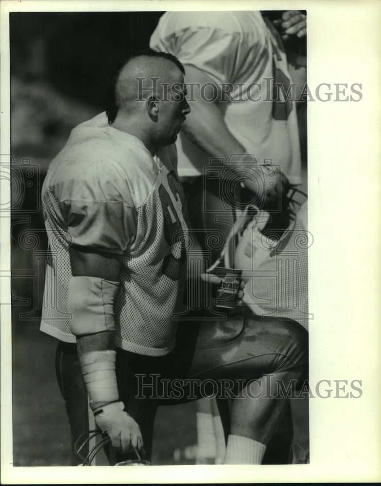 1988 Press Photo Houston Oilers&#39; football players at practice. - hcs05888- Historic Images