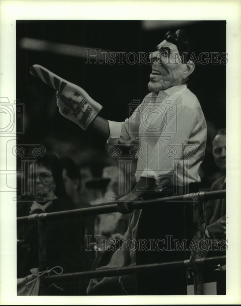 1988 Press Photo Oilers&#39; fan wears a Ronald Reagan mask and foam hand at game.- Historic Images