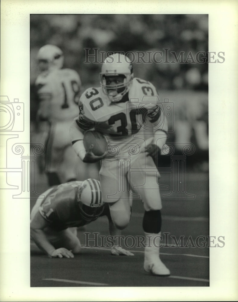 1988 Press Photo Arizona Cardinals ball carrier outruns Oilers&#39; lineman to end.- Historic Images