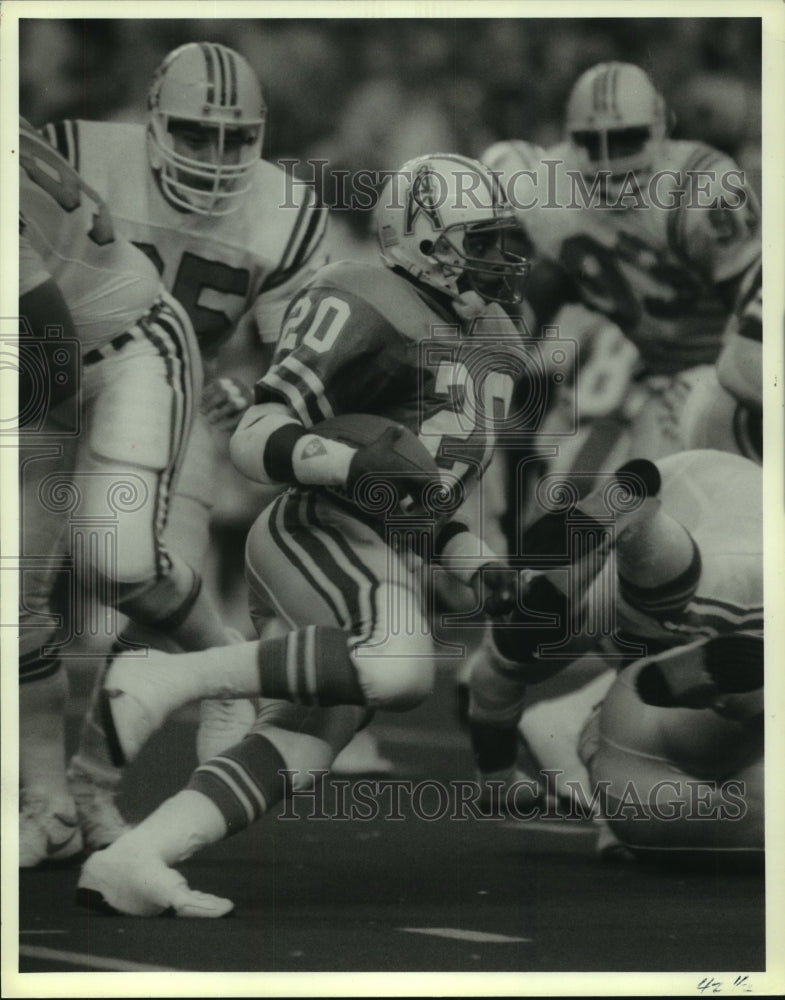 1988 Press Photo Houston Oilers&#39; Allen Pinkett runs around end against Patriots.- Historic Images