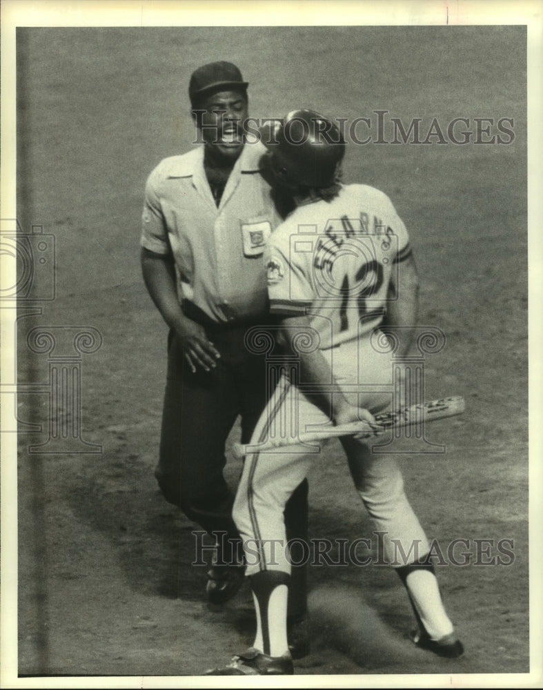 1979 Press Photo Major League Umpire Eric Greg tells Mets Stearns he&#39;s out.- Historic Images