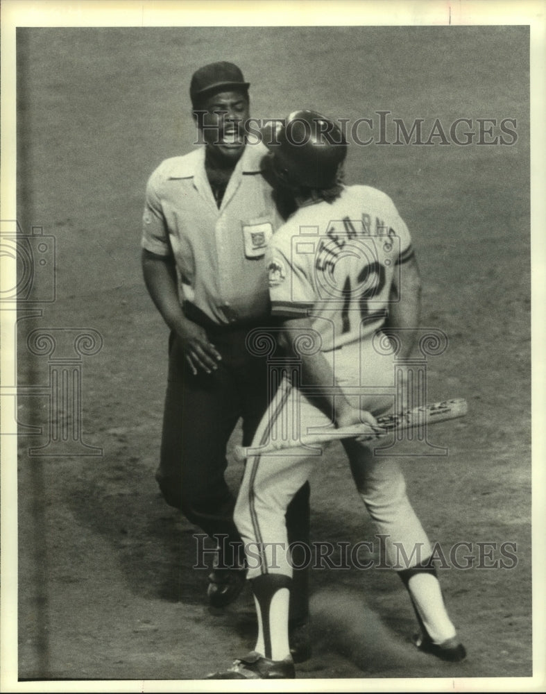 1979 Press Photo Major League Umpire Eric Greg tells Mets Stearns he's out.- Historic Images