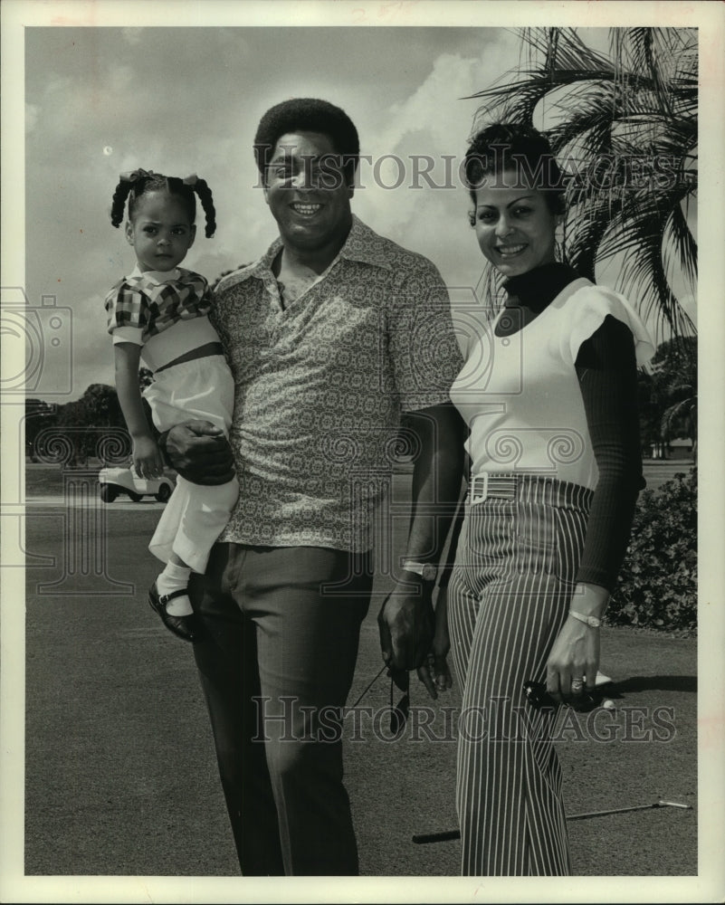 1973 Press Photo Houston Astros' outfielder Tommie Agee poses with his family.- Historic Images