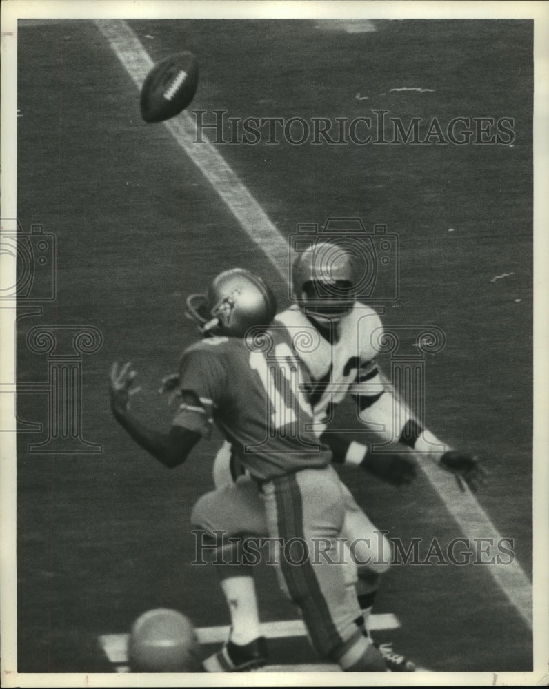 1970 Press Photo Houston Oilers' receiver Charlie Joiner tries to catch football- Historic Images