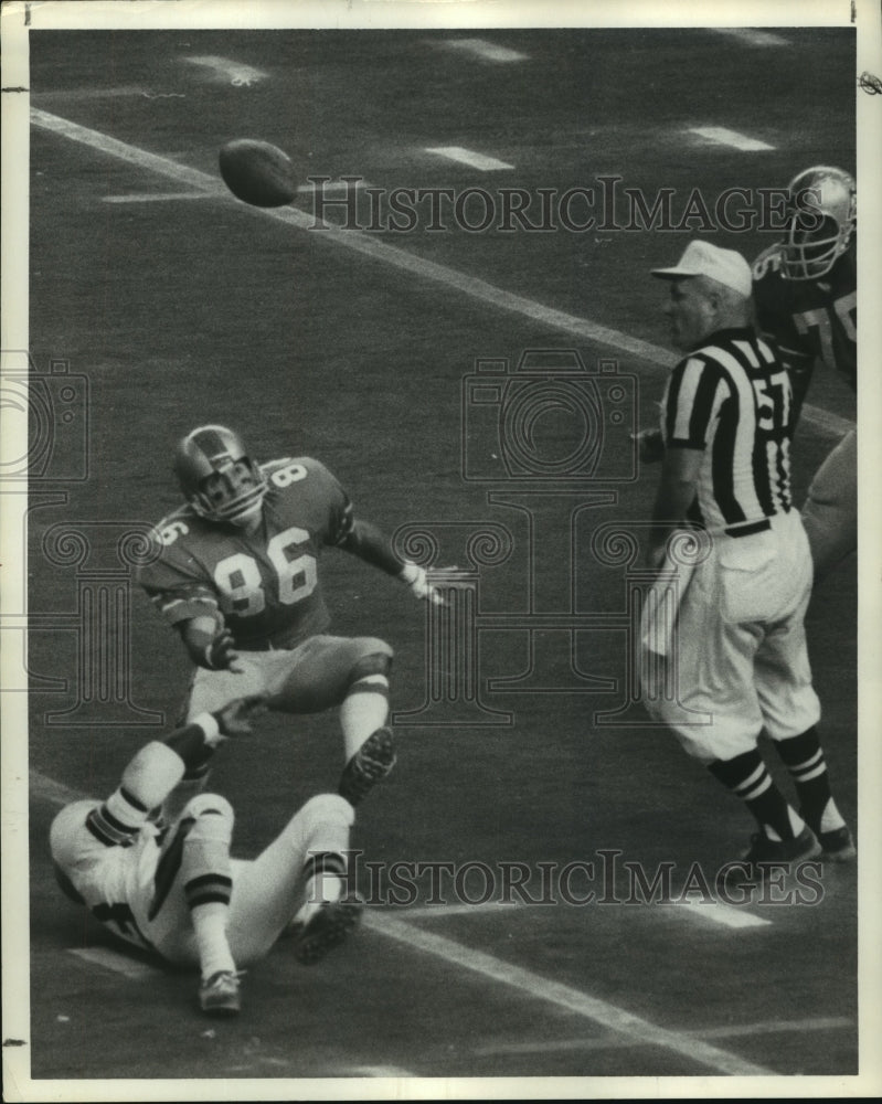 1970 Press Photo Houston Oilers, Cincinnati Bengals football players; loose ball- Historic Images