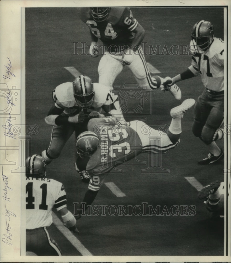 1972 Press Photo Houston Oilers' Robert Holmes dives for extra yardage.- Historic Images