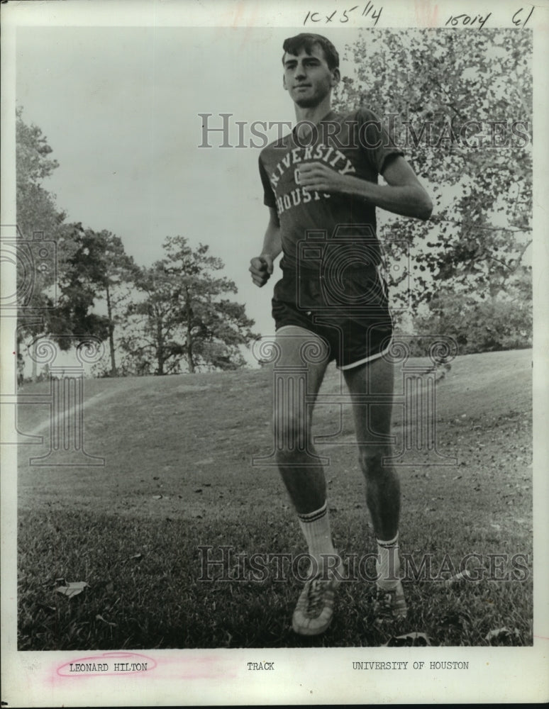 1969 Press Photo University of Houston distance runner Leonard Hilton works out.- Historic Images