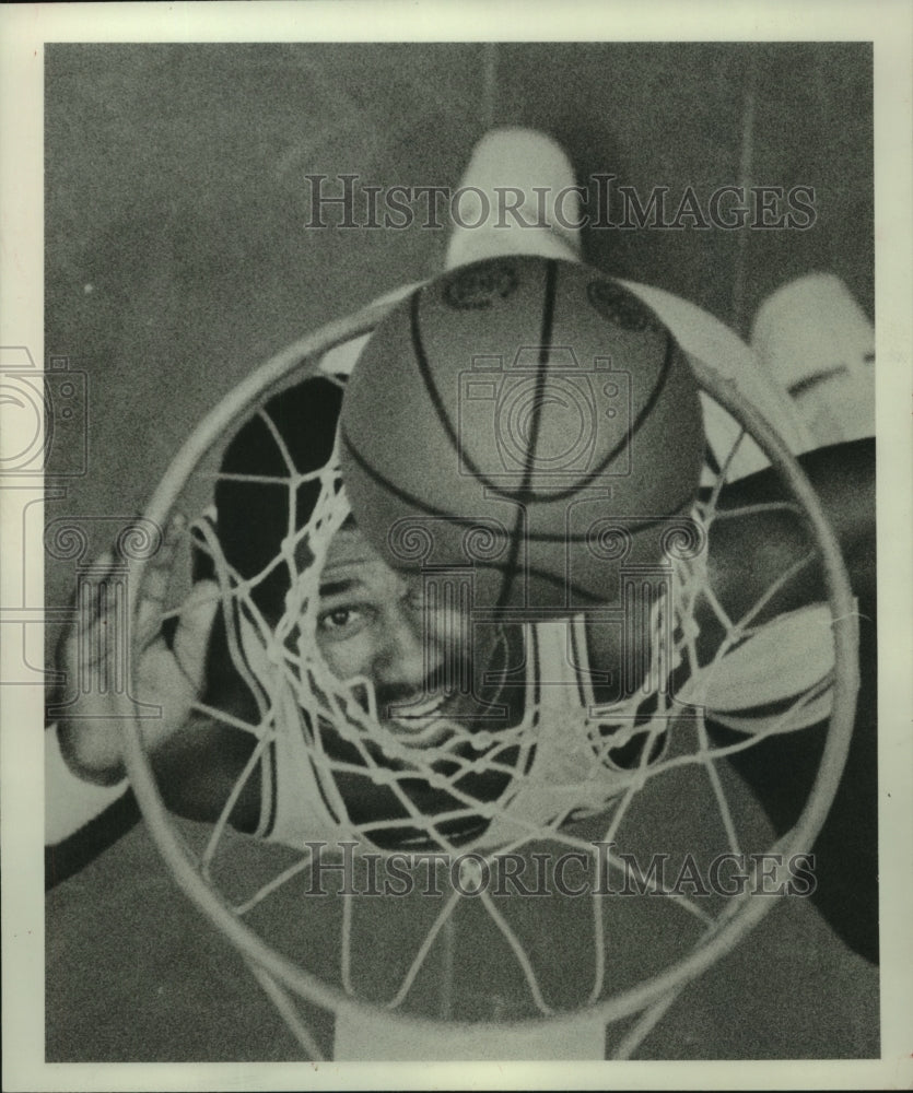 1979 Press Photo New player on Houston Rockets roster, Tom Henderson - hcs05950- Historic Images