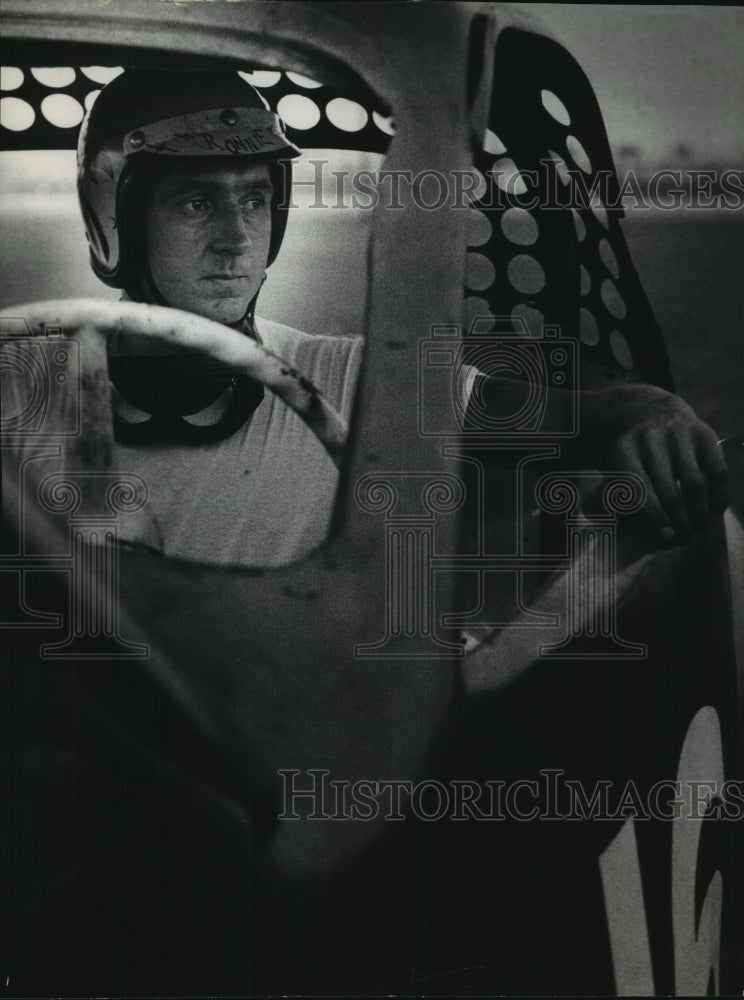 1962 Press Photo Quick pit stop and it's off again for Chumley in his No. 16.- Historic Images