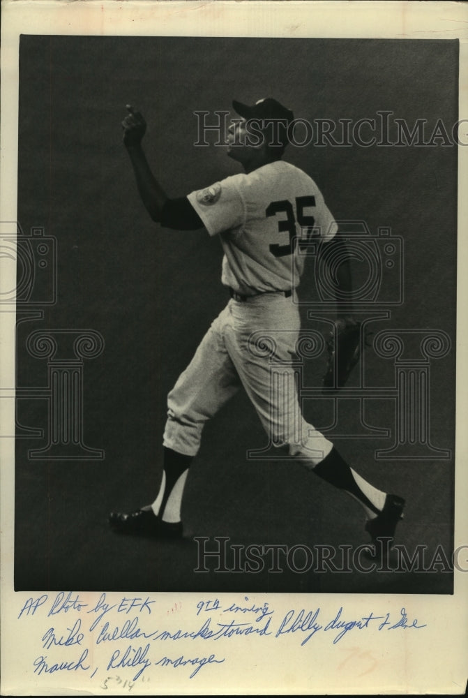 1967 Press Photo Houston Astros&#39; pitcher Mike Cuellar points at Phillies dugout.- Historic Images