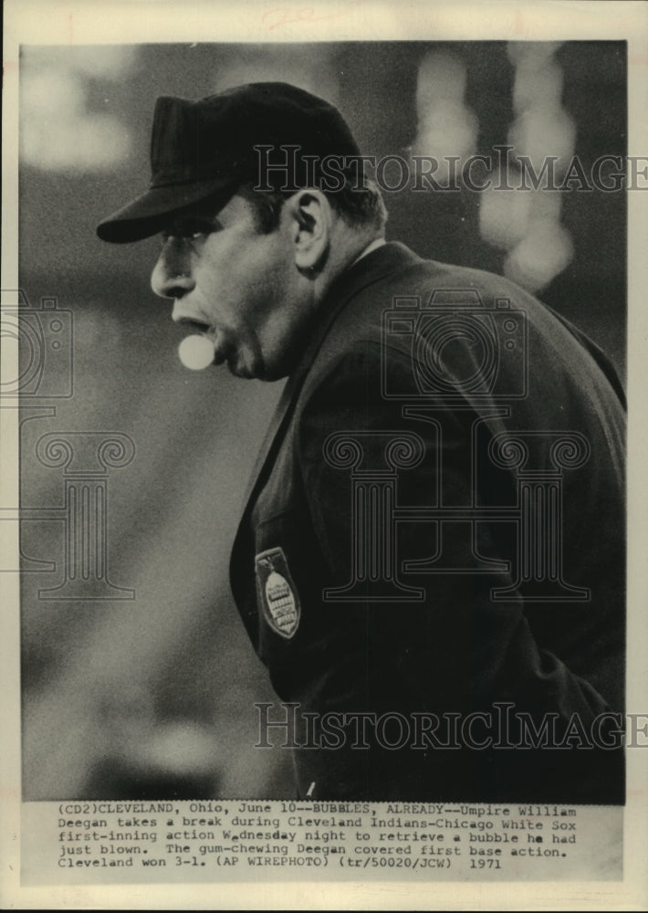 1971 Press Photo Umpire William Deegan blows bubble during Indian-White Sox game- Historic Images