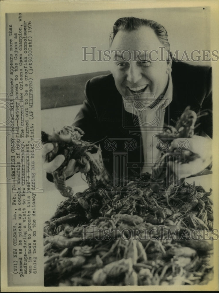 1976 Press Photo Pro golfer Billy Casper, a pro crayfish eater in New Orleans.- Historic Images