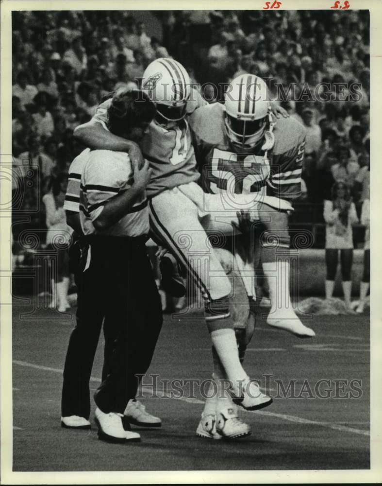 1978 Press Photo Injured Houston Oilers player carried by staff and teammate- Historic Images