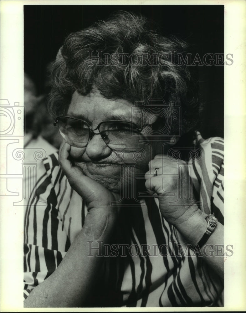 1988 Press Photo Bobbie Davis, Heights House retirement center watches Oilers- Historic Images