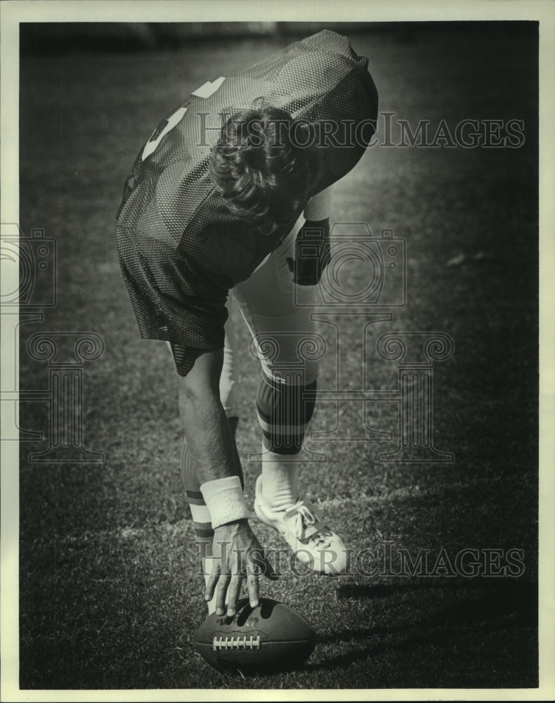 1988 Press Photo Houston Oilers&#39; football player reaches to pick up football.- Historic Images