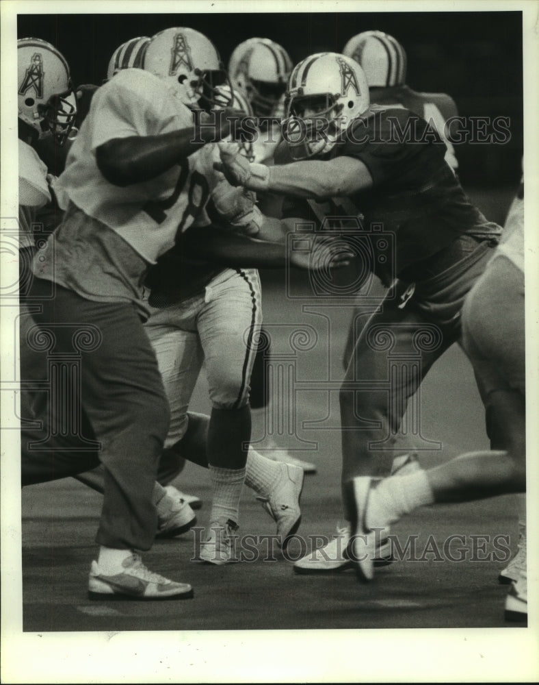 1984 Press Photo Houston Oilers&#39; football players during a practice workout.- Historic Images