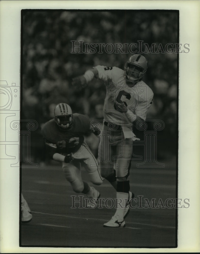 1986 Press Photo Los Angeles Raiders quarterback gets pass off-Oilers pressure- Historic Images