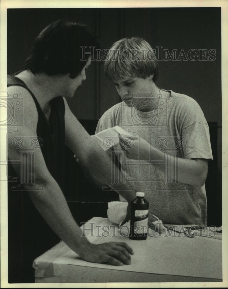 1980 Press Photo Houston Oilers&#39; assistant trainer Joe Krekelberg bandages elbow- Historic Images