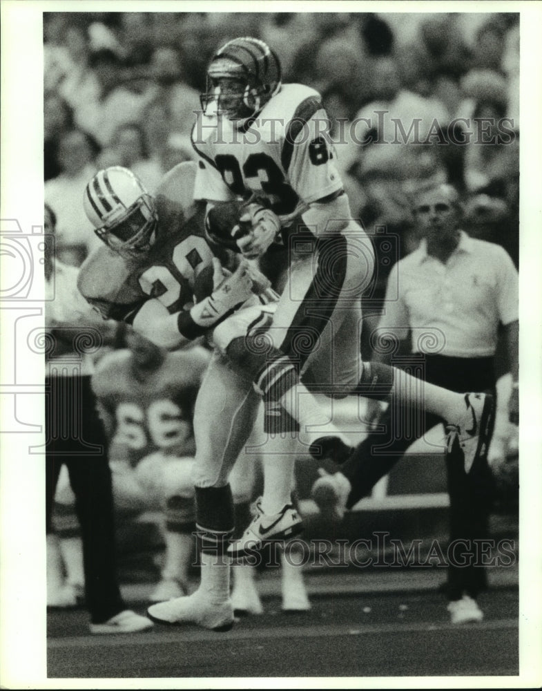 1990 Press Photo Houston Oilers Chris Dishman takes ball from Bengals&#39; Smith.- Historic Images