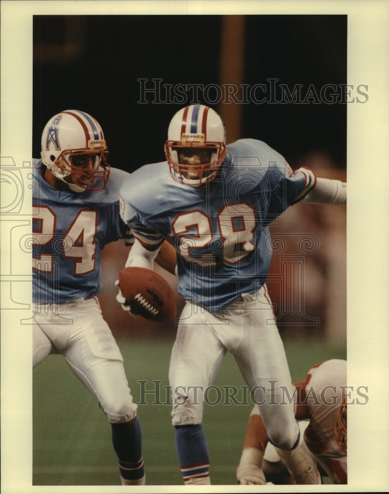 1990 Press Photo Houston Oilers Chris Dishman with the football in Redskins game- Historic Images