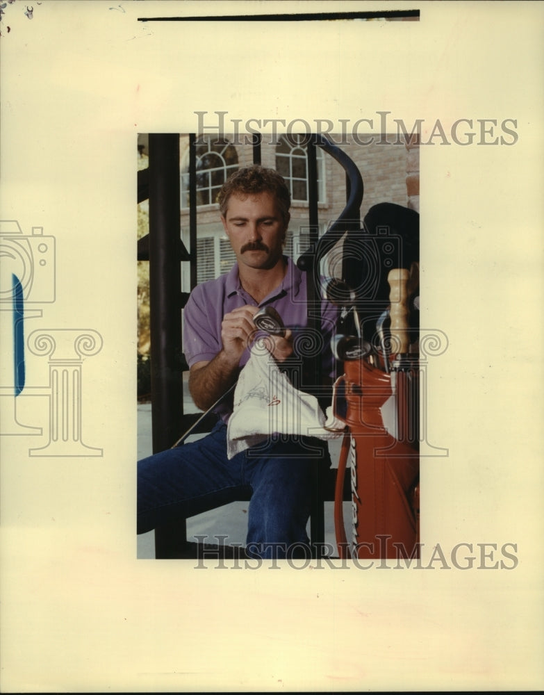 1990 Press Photo Houston Astros pitcher Doug Drabek cleans golf clubs.- Historic Images