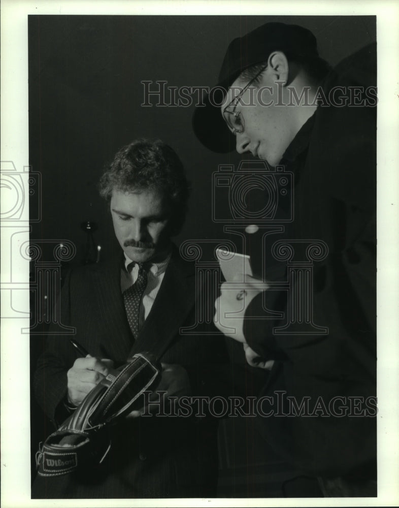 1991 Press Photo Astros&#39; Doug Drabek signs autograph on Chad Landdrum&#39;s glove.- Historic Images