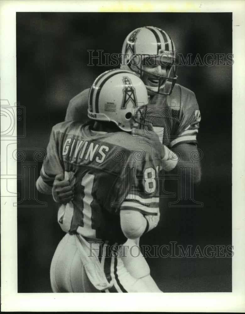 1988 Press Photo Houston Oilers Ernest Givins, Cody Carlson celebrate touchdown.- Historic Images