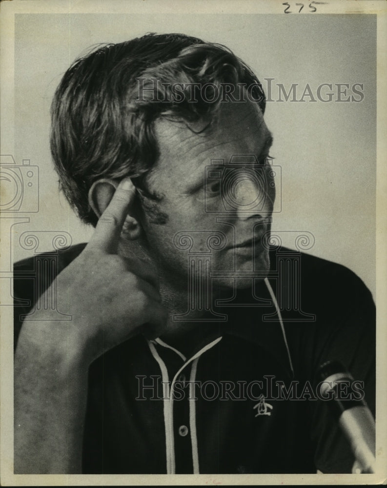 1976 Press Photo Professional Golfer Bruce Devlin of Australia press conference- Historic Images