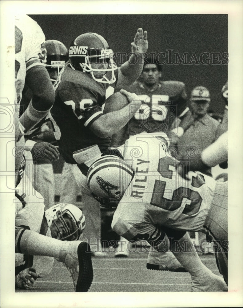 1982 Press Photo Oilers&#39; Riley stops Giants Carpenter for no gain. - hcs06153- Historic Images