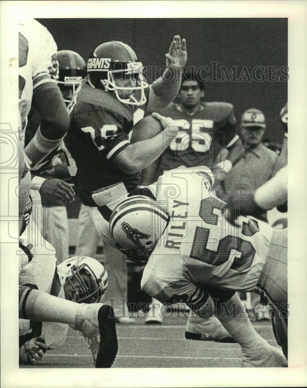 1982 Press Photo Oilers' Riley stops Giants Carpenter for no gain ...