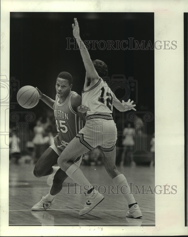 1984 Press Photo University of Houston&#39;s Eric Dickens drives past Paul Robertson- Historic Images