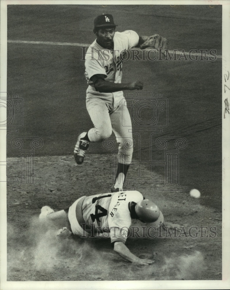 1976 Press Photo Dodgers&#39; Ivan DeJesus leaps over Astros&#39; Roger Metzger.- Historic Images