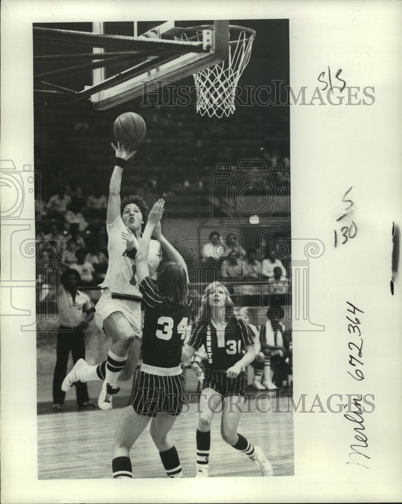 1979 Press Photo Houston Angles&#39; Aulenbacher soars for two points. - hcs06214- Historic Images