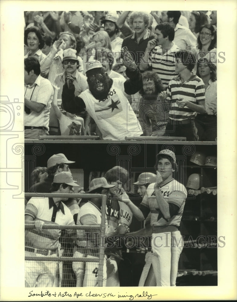 1979 Press Photo Houston Astros&#39; Joe Sambito and Astro Ape cheer during rally.- Historic Images