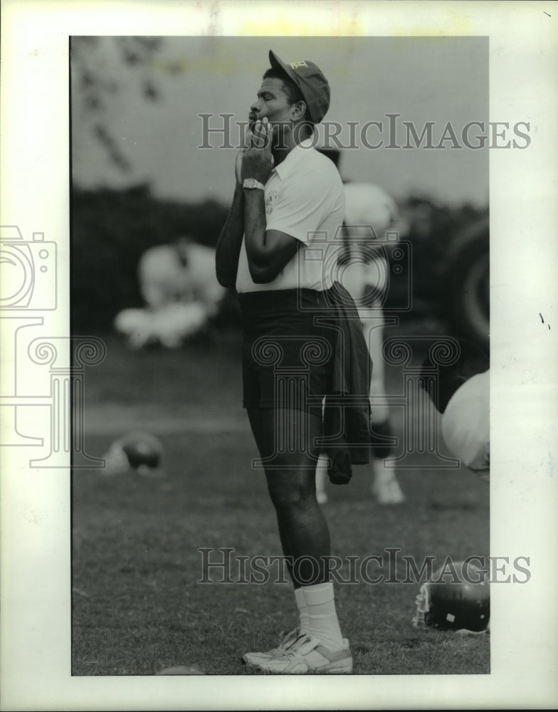 1990 Press Photo University of Houston secondary coach Kenny Houston at practice- Historic Images