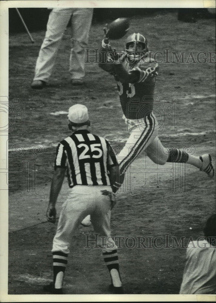 Press Photo Houston Oilers&#39; Dave Parks catches a 13-yard touchdown pass.- Historic Images