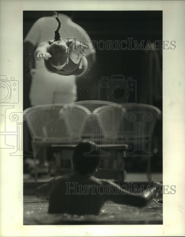 1981 Press Photo Mary Hughes practices start at Houston Masters swim event.- Historic Images