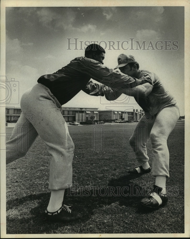 1970 Press Photo Houston Oilers&#39; player and coach work on drills at practice.- Historic Images