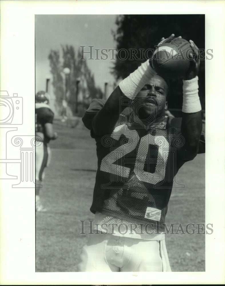 1989 Press Photo University of Houston receiver Emmanuel Hazard at practice.- Historic Images