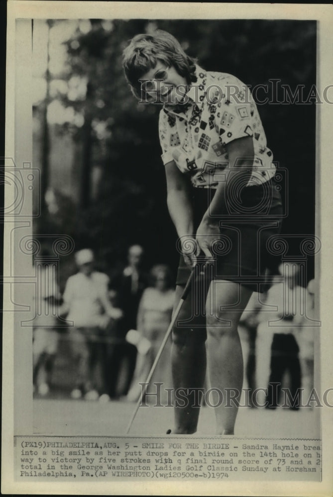 1974 Press Photo Pro golfer Sandra Haynie smiles as putt falls for tourney win- Historic Images