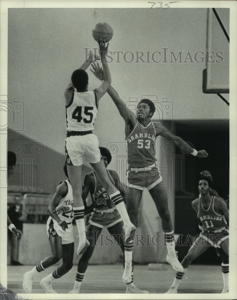 Press Photo Basketball player Sammy Graves shoots over Grambling State defenders- Historic Images