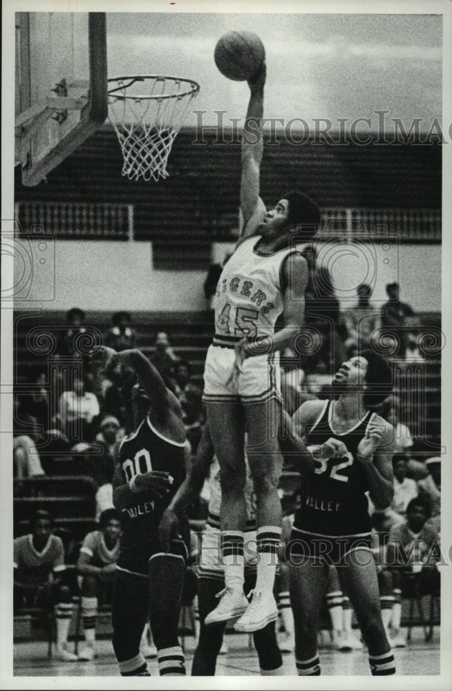 1978 Press Photo Tigers&#39; basketball player Sammy Graves leaps for a slam dunk.- Historic Images