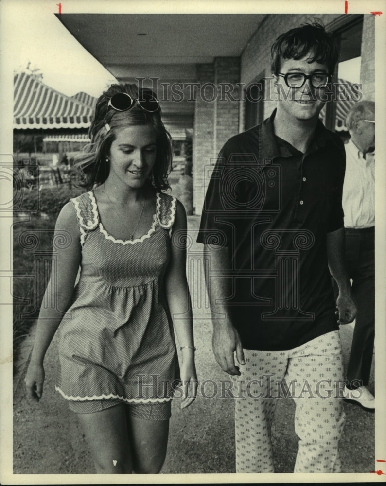 1973 Press Photo Golfer John Granger and wife Karyn head to press room- Historic Images