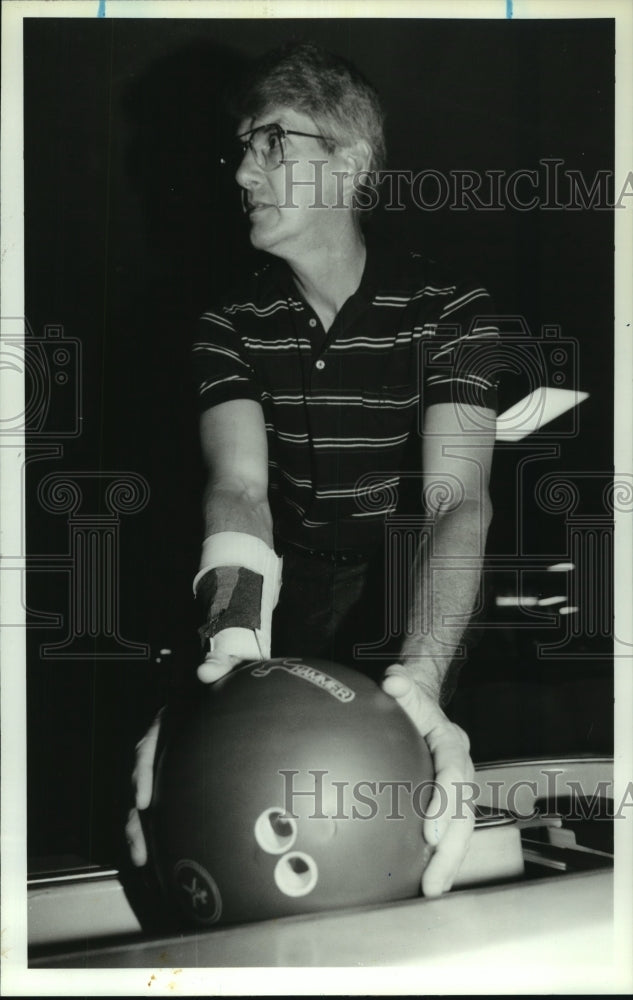 1990 Press Photo Pro bowler John Handegard watches others while waiting his turn- Historic Images