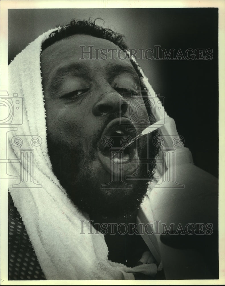 1979 Press Photo Houston Hunter&#39;s football player takes a drink of water.- Historic Images