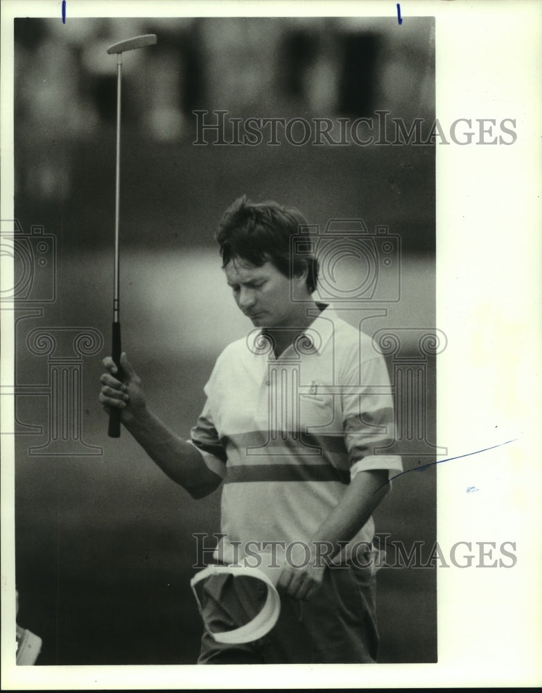 1989 Press Photo Pro golfer Mike Donald bows to crowd and salutes with putter- Historic Images