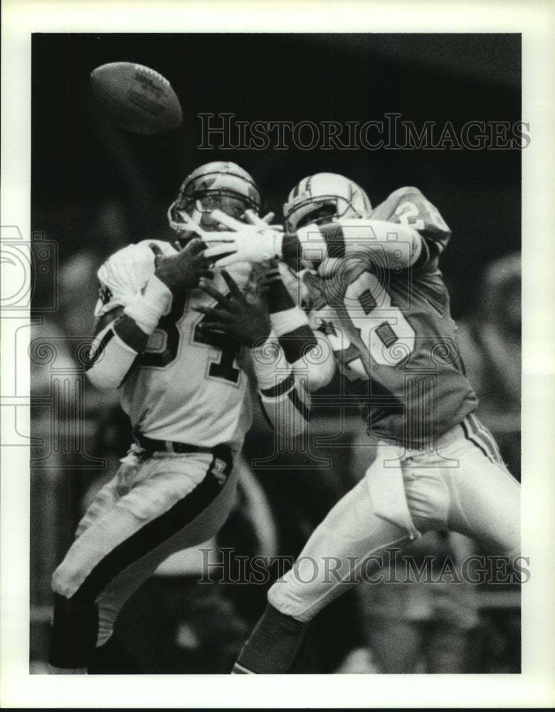 1990 Press Photo Houston Oilers&#39; Chris Dishman breaks up Saints pass in end zone- Historic Images